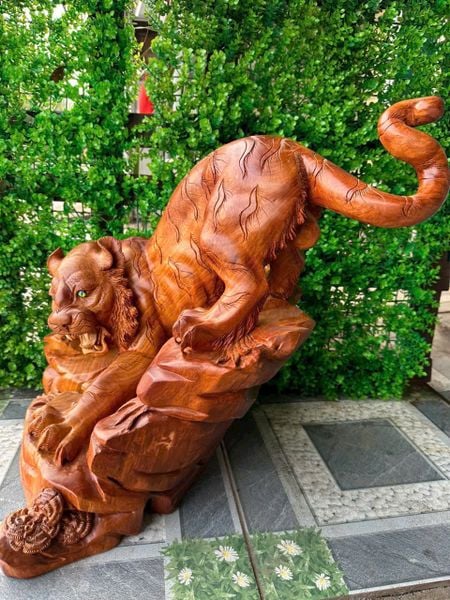 Tượng Mãnh Hổ Rình Mồi C55xR68xS50 Gỗ Hương ViNu Mộc Tượng Mãnh Hổ Rình Mồi C55xR68xS50 Gỗ Hương ViNu Mộc